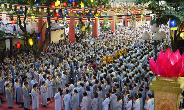 Hàng nghìn Phật tử trang nghiêm cung đón chư Hòa thượng giảng sư quang lâm