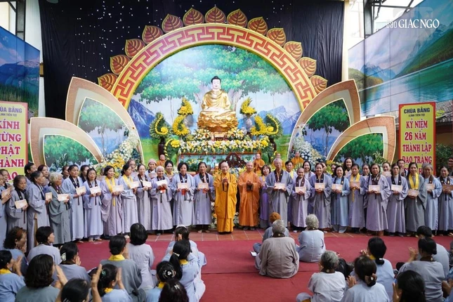 Hòa thượng Thích Bảo Nghiêm và Thượng tọa Thích Chiếu Tuệ đại lao Đức Đệ tứ Pháp chủ GHPGVN trao quà tinh thần đến các Phật tử