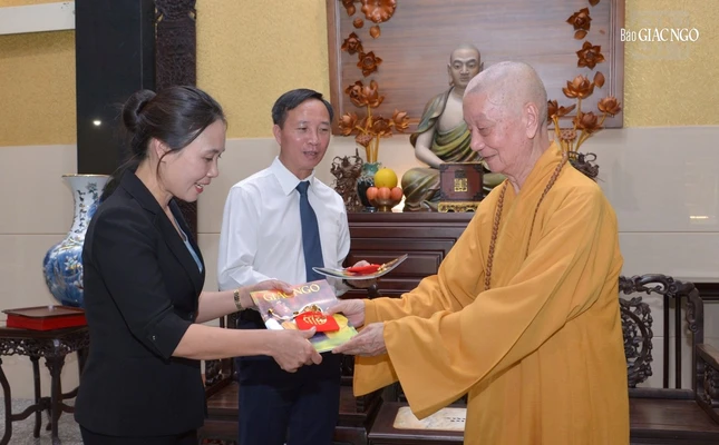 Đức Pháp chủ tặng quà chúc năm mới trước thềm Tết Giáp Thìn Đức Pháp chủ tặng quà chúc năm mới trước thềm Tết Giáp Thìn