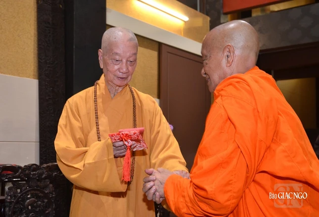 Đức Pháp chủ ghi nhận tấm lòng của Tăng Ni, Phật tử tỉnh Sóc Trăng và gửi lại lộc mừng năm mới đến Trưởng lão Hòa thượng Tăng Nô