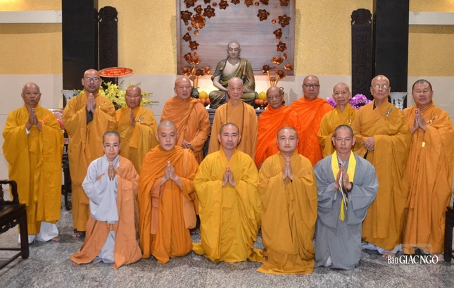 Phái đoàn chư vị Trưởng lão, Tăng Ni và Phật tử đại diện Phật giáo tỉnh Sóc Trăng tham kiến Đức Pháp chủ GHPGVN