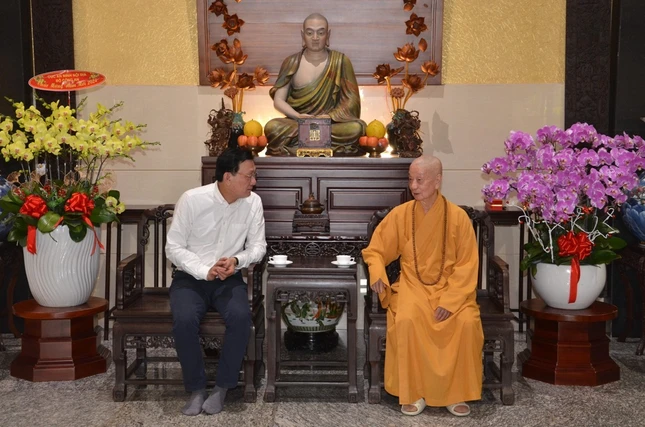 Đức Pháp chủ GHPGVN chia sẻ một số cách nhìn về các hiện tượng dưới danh nghĩa tôn giáo và tôn giáo thực sự với Trung tướng Phạm Ngọc Việt