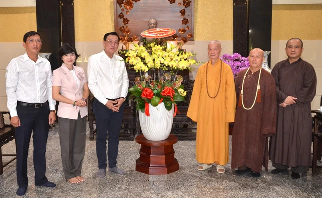 Trung tướng Phạm Ngọc Việt chúc Tết đến Đức Pháp chủ GHPGVN