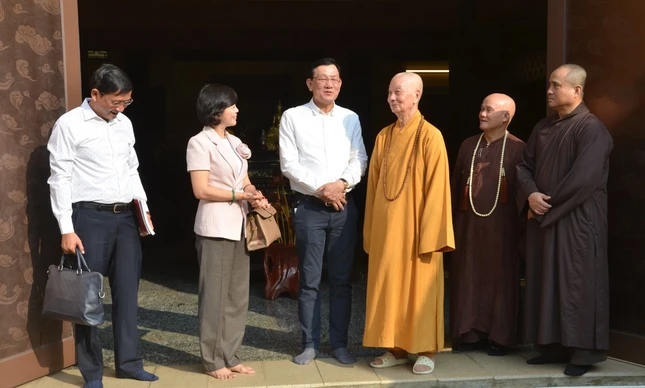 Tại chùa Huê Nghiêm