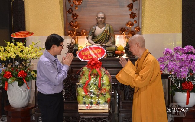 Ông Nguyễn Hữu Dũng chúc mừng năm mới đến Đức Pháp chủ GHPGVN