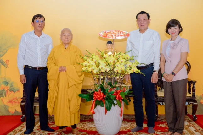 Tặng hoa chúc mừng năm mới đến Trưởng lão Hòa thượng Thích Thiện Nhơn, Phó Pháp chủ, Chủ tịch Hội đồng Trị sự GHPGVN - Ảnh: Đăng Huy