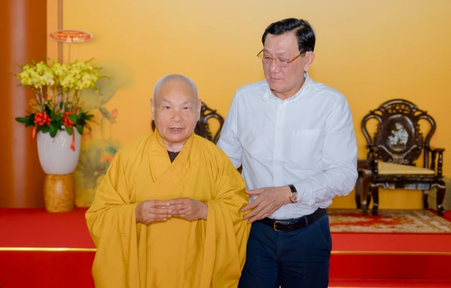 Với Trưởng lão Hòa thượng Thích Thiện Nhơn - Ảnh: Đăng Huy