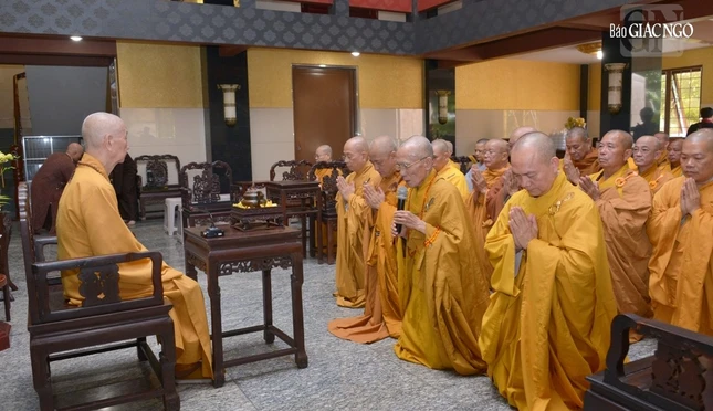 Hòa thượng Thích Huệ Trí thay mặt lãnh đạo các phái đoàn Ban Trị sự GHPGVN tỉnh Bà Rịa - Vũng Tàu, Bình Dương, Đồng Nai, Hậu Giang tác bạch trình Đức Pháp chủ GHPGVN