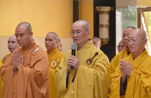 Hòa thượng Thích Chơn Minh thay mặt Ban Trị sự tỉnh Đồng Tháp và Long An tác bạch