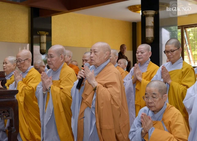 Ni trưởng Thích nữ Như Như đại diện tác bạch trình Đức Pháp chủ GHPGVN Ni trưởng Thích nữ Như Như đại diện tác bạch trình Đức Pháp chủ GHPGVN