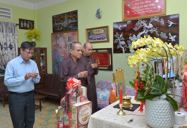 Thắp hương tưởng niệm cố Cư sĩ Tâm Bửu Tống Hồ Cầm