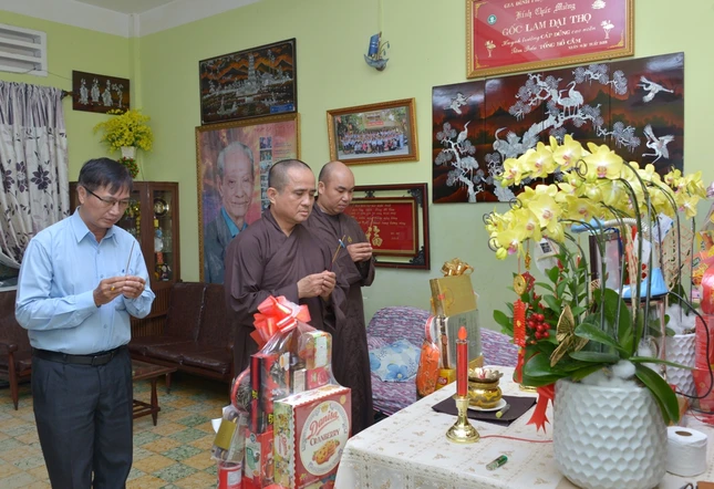 Thắp hương tưởng niệm cố Cư sĩ Tâm Bửu Tống Hồ Cầm