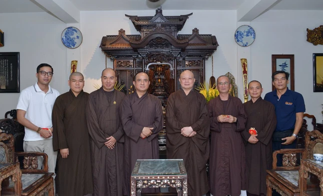 Phái đoàn đại diện Báo Giác Ngộ tại chùa Định Thành