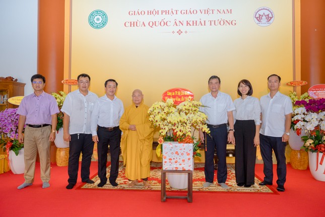 Trung tướng Lê Hồng Nam và phái đoàn Công an TP.HCM chúc Tết Trưởng lão Hòa thượng Thích Thiện Nhơn - Ảnh: Đăng Huy