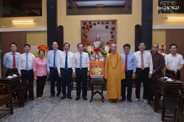 Phái đoàn lãnh đạo TP.HCM với Đức Pháp chủ GHPGVN Phái đoàn lãnh đạo TP.HCM với Đức Pháp chủ GHPGVN