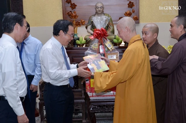 Đức Pháp chủ tặng Báo Giác Ngộ giai phẩm Xuân Giáp Thìn 2024 đến Bí thư Thành ủy TP.HCM