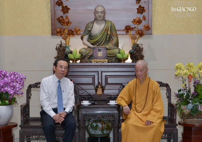Ông Nguyễn Văn Nên, Ủy viên Bộ Chính trị, Bí thư Thành ủy TP.HCM với Đức Pháp chủ GHPGVN - Đại lão Hòa thượng Thích Trí Quảng