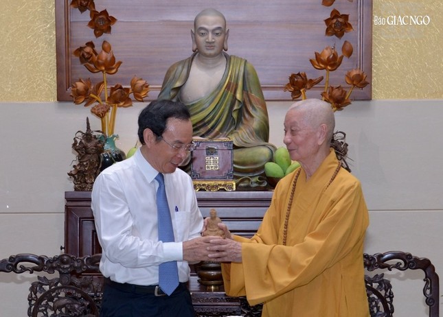 Đại lão Hòa thượng Thích Trí Quảng với ông Nguyễn Văn Nên Đại lão Hòa thượng Thích Trí Quảng với ông Nguyễn Văn Nên