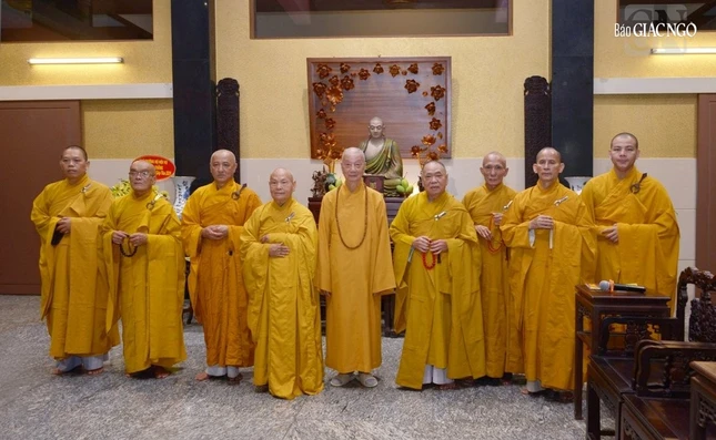 Trưởng lão Hòa thượng Chủ tịch Hội đồng Trị sự và chư vị Phó Chủ tịch với Đức Pháp chủ tại chùa Huê Nghiêm sáng 26 tháng Chạp năm Quý Mão (5-2-2024) Trưởng lão Hòa thượng Chủ tịch Hội đồng Trị sự và chư vị Phó Chủ tịch với Đức Pháp chủ tại chùa Huê Nghiêm sáng 26 tháng Chạp năm Quý Mão (5-2-2024)