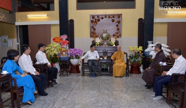 Quang cảnh buổi thăm tại chùa Huê Nghiêm Quang cảnh buổi thăm tại chùa Huê Nghiêm