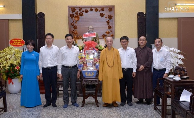 Phái đoàn Ban Dân vận chúc Tết Đại lão Hòa thượng Thích Trí Quảng Phái đoàn Ban Dân vận chúc Tết Đại lão Hòa thượng Thích Trí Quảng