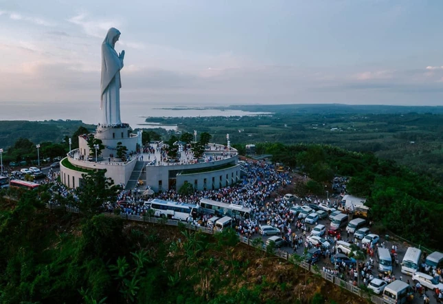 Trung tâm Đức Mẹ núi Cúi (Đồng Nai) là điểm thu hút rất đông người đến hành hương - Ảnh chụp màn hình Trung tâm Đức Mẹ núi Cúi (Đồng Nai) là điểm thu hút rất đông người đến hành hương - Ảnh chụp màn hình