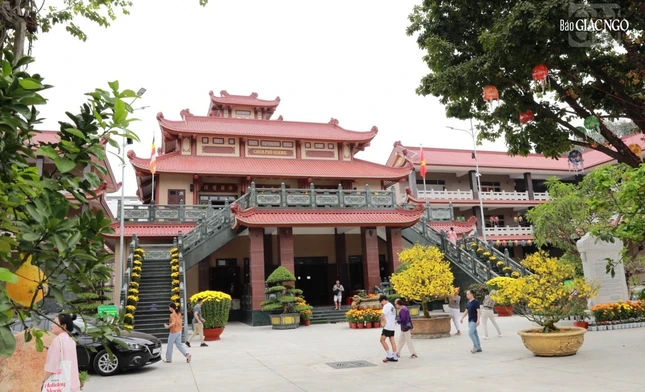 Một số hình ảnh sáng 29 Tết tại chùa Phổ Quang