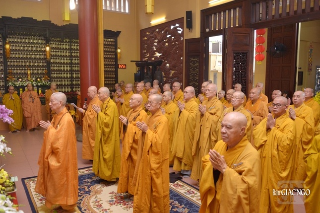 Đức Pháp chủ cùng chư vị giáo phẩm thành kính đối trước pháp tướng chư vị Tổ sư, Đại lão Hòa thượng Thích Thiện Hòa