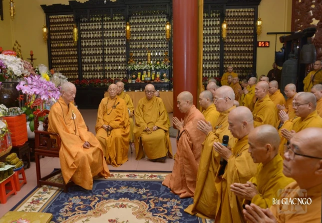 Đại lão Hòa thượng cũng khích lệ chư Tăng Ni noi gương Tổ sư để tu tập và phụng sự