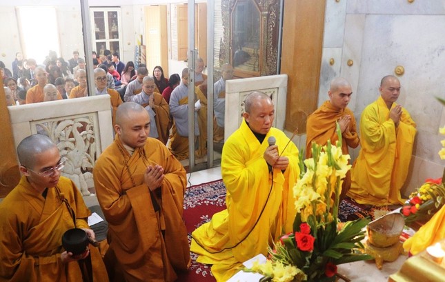 Niêm hương bạch Phật, cử hành nghi lễ tụng kinh cầu an đầu năm mới Giáp Thìn 2024