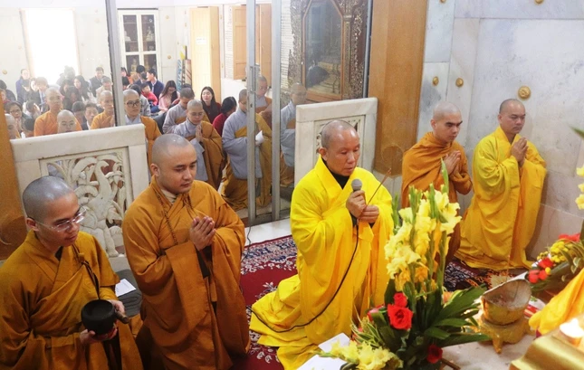 Niêm hương bạch Phật, cử hành nghi lễ tụng kinh cầu an đầu năm mới Giáp Thìn 2024