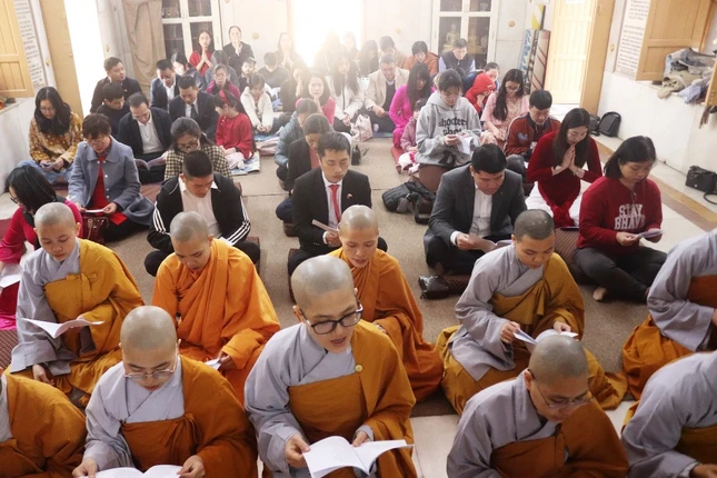 Tăng Ni và người Việt đang công tác tại Ấn Độ tham dự thời kinh cầu an đầu năm mới theo truyền thống dân tộc Việt Nam