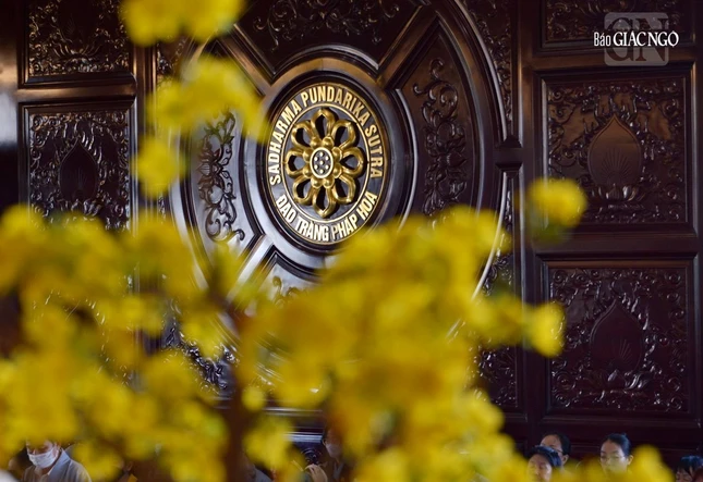 Hình ảnh chư Tăng Ni và Phật tử tham dự lễ trì tụng kinh Dược Sư ngày mồng 3 Tết Giáp Thìn tại chánh điện chùa Huê Nghiêm - TP.Thủ Đức