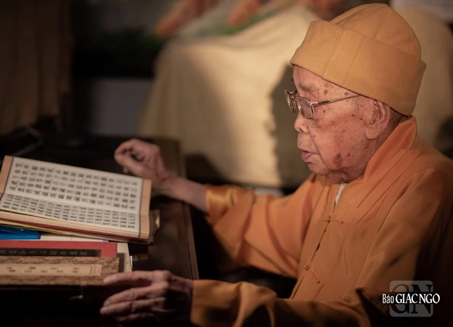 Tuổi cao nhưng ngài vẫn giữ nếp đọc sách, hành trì thường nhật - Ảnh: Đăng Huy