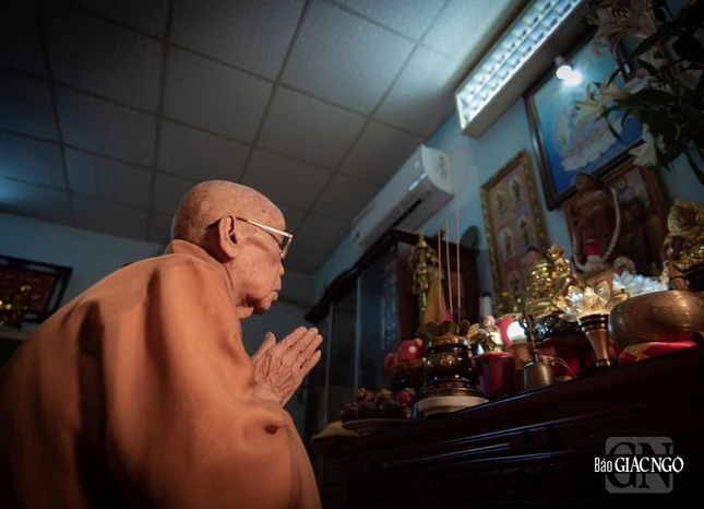 Trưởng lão Hòa thượng hành trì trong thiền thất - Ảnh: Đăng Huy