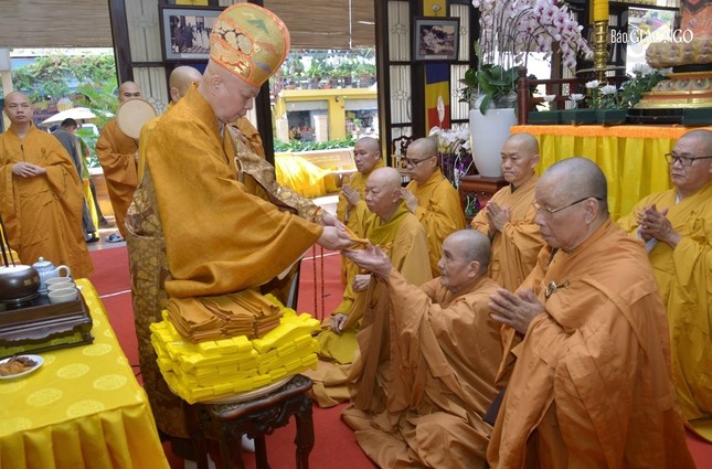 Phát tang đến Hòa thượng Thích Minh Hiền, Trưởng pháp tử của Trưởng lão Hòa thượng Thích Hiển Tu