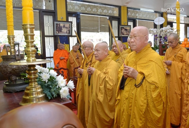 Chư vị Trưởng lão niêm hương cầu nguyện trước khi cung thỉnh thân tứ đại Trưởng lão Hòa thượng Thích Hiển Tu nhập kim quan