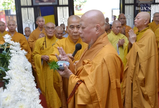 Hòa thượng Thích Lệ Trang chú nguyện tịnh thủy