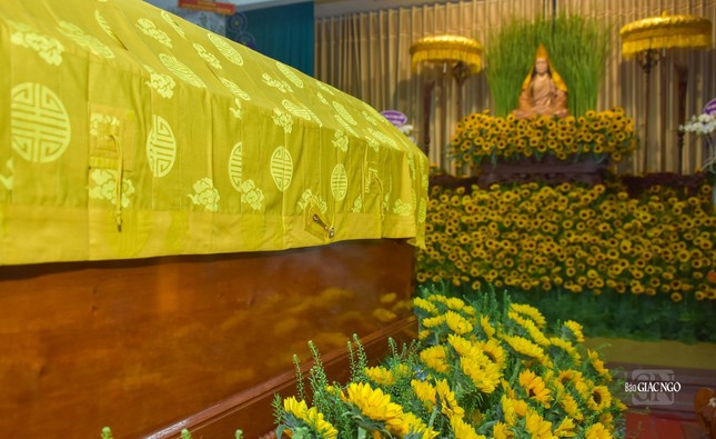 Người đến viếng chỉ niệm Phật A Di Đà để tưởng nhớ