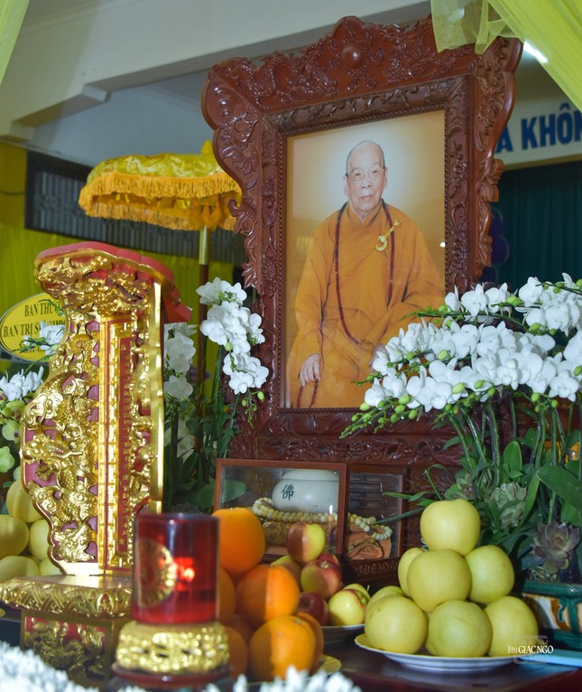 Bình bát, y hậu và chuỗi hạt - những pháp cụ của người xuất gia