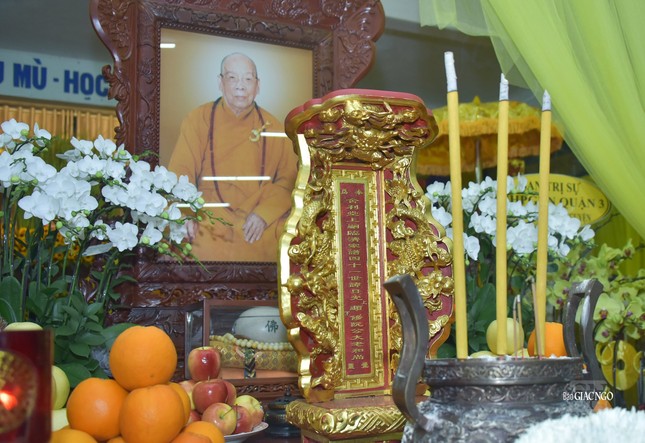 Bát nhang, long vị và di ảnh Trưởng lão Hòa thượng