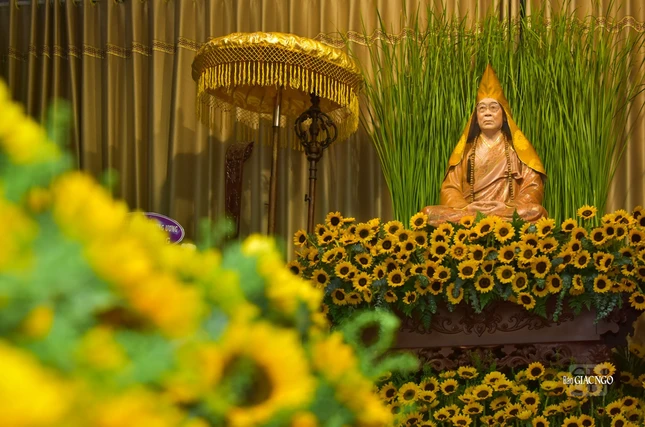 Pháp tướng ngài được chư Tăng và Phật tử tôn tạo cúng dường