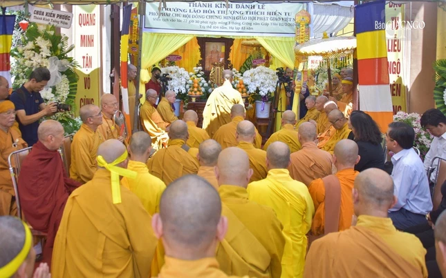 Kim quan Trưởng lão Hòa thượng Thích Hiển Tu được tôn trí tại lễ đường trước chánh điện tổ đình Bửu Sơn (H.Ba Tri, tỉnh Bến Tre)