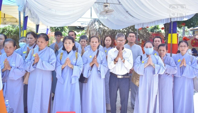 Phật tử đến đảnh lễ vị giáo phẩm khả kính