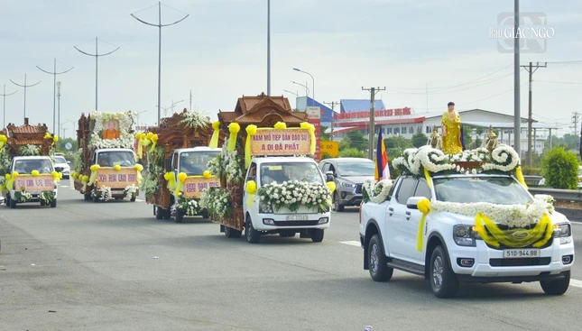 Đoàn xe cung thỉnh kim quan Trưởng lão Hòa thượng Thích Hiển Tu từ TP.HCM về quê nhà Bến Tre