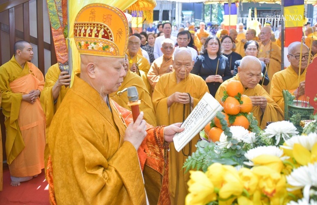 Hòa thượng Thích Lệ Trang cử hành nghi thức thiền môn trước lễ nhập tháp