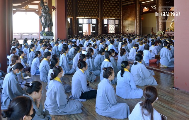 Buổi lễ diễn ra trang nghiêm tại chùa Huê Nghiêm