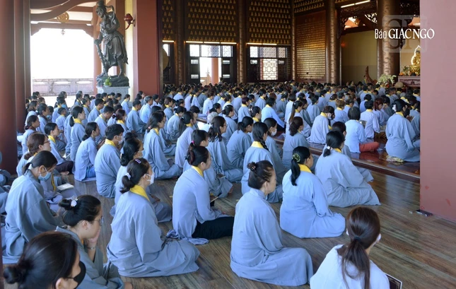 Buổi lễ diễn ra trang nghiêm tại chùa Huê Nghiêm