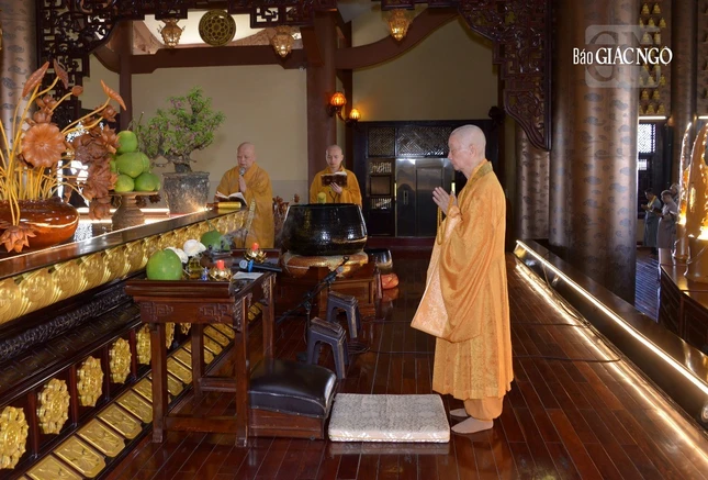 Đại lão Hòa thượng viện chủ chùa Huê Nghiêm quang lâm chứng minh