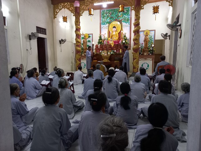 Phật tử tham gia khóa tụng kinh